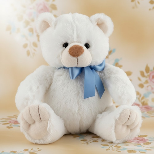Osito de peluche blanco sentado con lazo azul al cuello sobre fondo beige con flores
