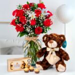 jarron de rosas con oso y chocolate