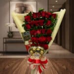 Arreglo floral Mi Flechazo con rosas rojas frescas y bombones Ferrero Rocher, ideal para regalar en ocasiones especiales.