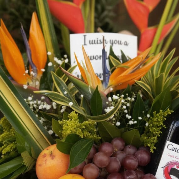 Primer plano extremo de un arreglo floral Platonia, mostrando texturas hiperrealistas, gotas de rocío sutiles y colores vibra