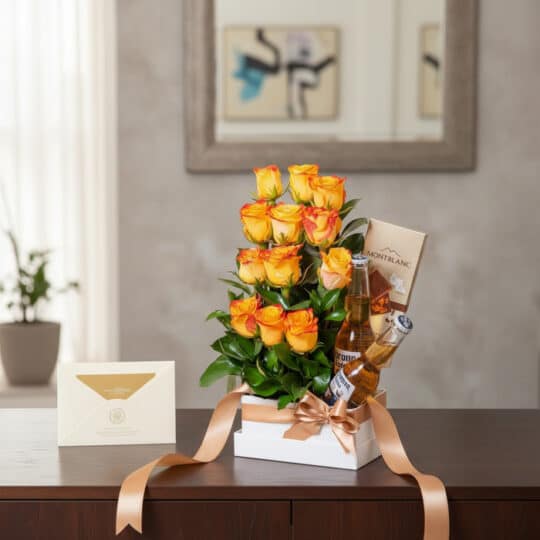 Arreglo floral Zeus con rosas naranjas y rojas, dos cervezas Corona, chocolates Montblanc y una tarjeta de regalo elegante so