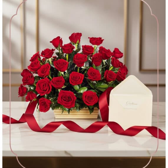 Cesta de rosas rojas GIOIA con 40 flores, tarjeta de regalo y cinta satinada sobre mármol, ideal para un regalo elegante.