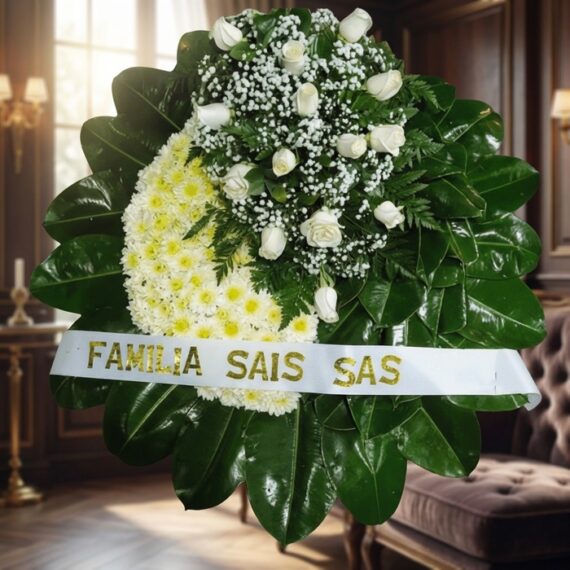 Corona Fúnebre Descansa en Paz: Elegancia y Respeto en un Arreglo Floral Corona fúnebre Descansa en Paz con rosas blancas y crisantemos amarillos, cinta personalizada, en sala de velación premium co