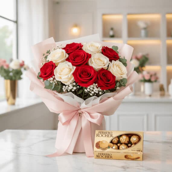 Ramillete Dulce Despertar con 12 rosas rojas y blancas, empaque coreano rosa, eucalipto y gypsophila, junto a una caja de Fer